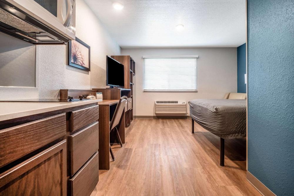 Queen Room with Roll-In Shower - Disability Access/Non-Smoking interior